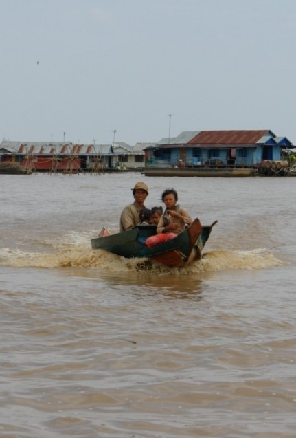 Approaching hawkers - Tonle Sap Lake - Cambodia 